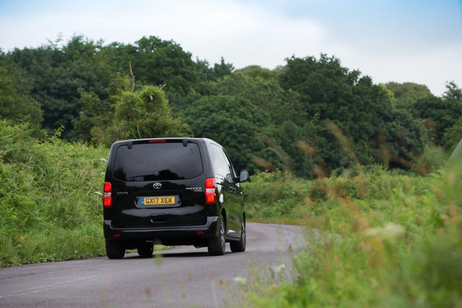  Toyota ProAce Verso Compact 2016 года  (UK) (фото 13 из 24)